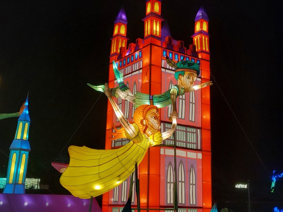 Peter Pan și Wendy zburând pe lângă un turn luminat din Londra