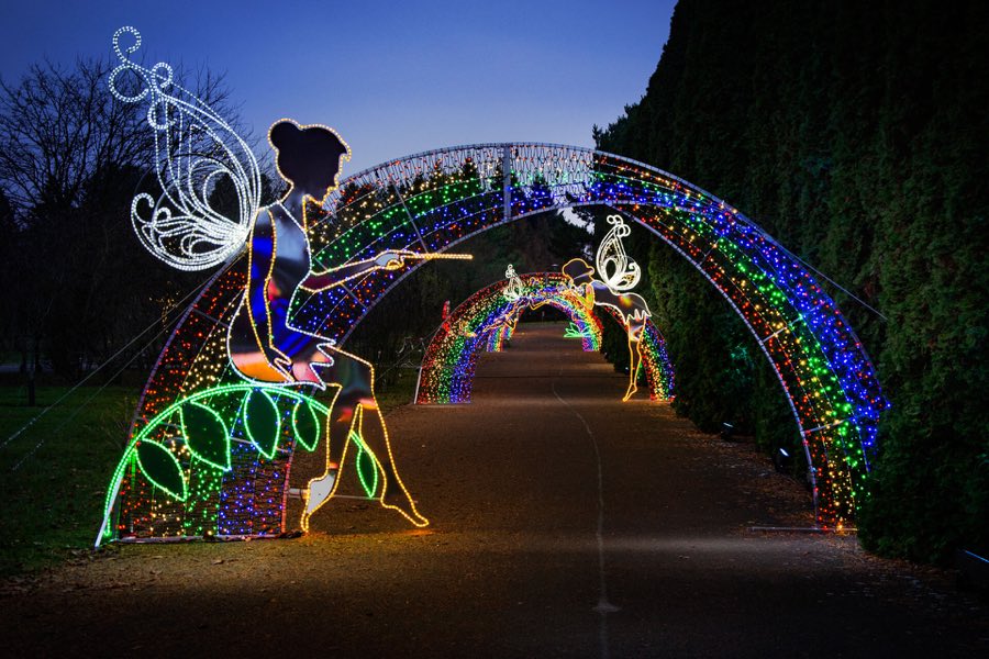 Clopoțica luminoasă lângă un arc curcubeu peste alee