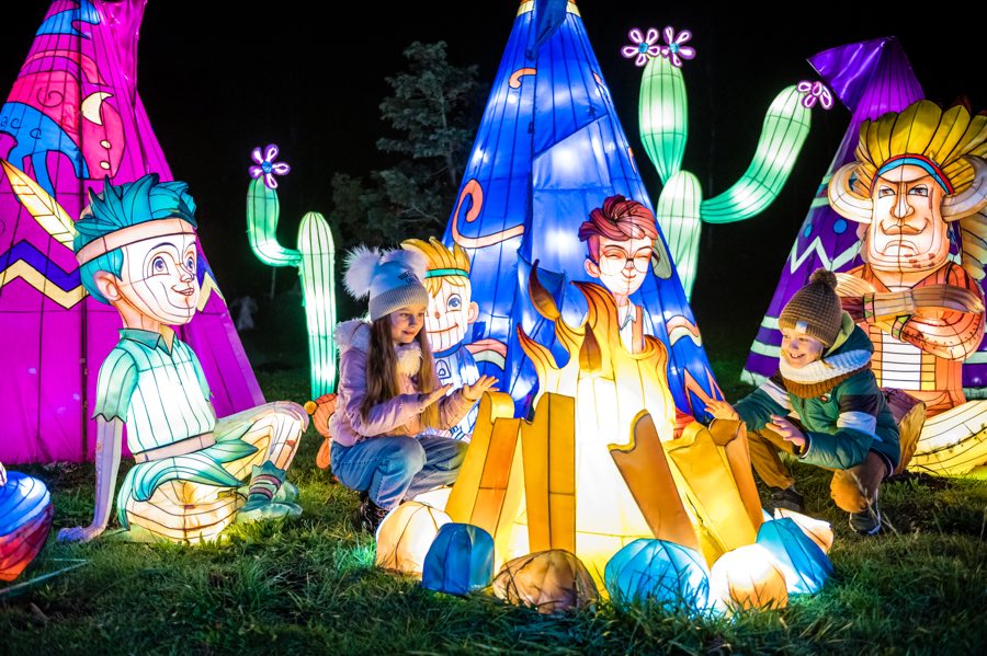 Băieții Pierduți luminați lângă focul de tabără